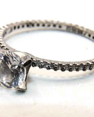 Splendido anello solitario argento