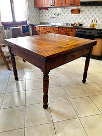 Tavolo quadrato in noce toscano allungabile