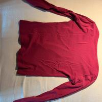 Maglietta fucsia a maniche lunghe, scollata