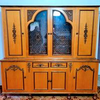 credenza con vetrina in legno 