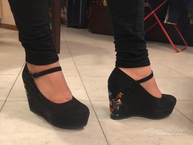 Zeppe nere vera pelle con ricami fiori Abbigliamento e Accessori