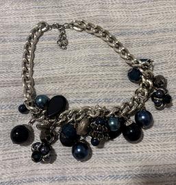 Collana statement blu e nera con perle decorative