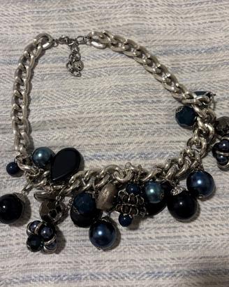 Collana statement blu e nera con perle decorative