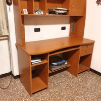 scrivania con ripiani