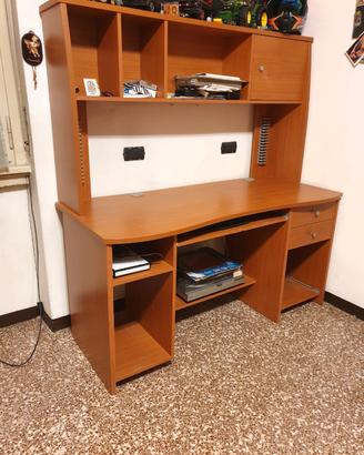 scrivania con ripiani