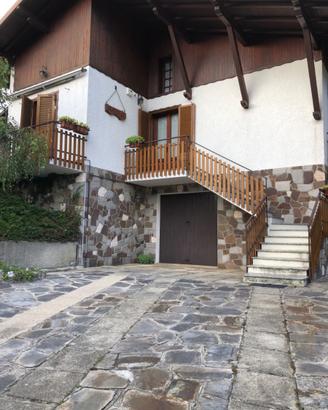 Villa singola con vasto giardino a Carenno