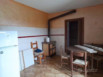 Casa indipendente di 290 m² con più di 5 locali a 