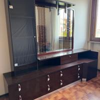 Mobile in legno con vetrina, specchio e cassetti