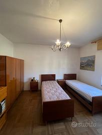 Camera da letto vintage: armadio, comodini, letti