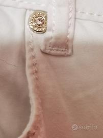 due pantaloni jeans bianco l'altro nero floreale