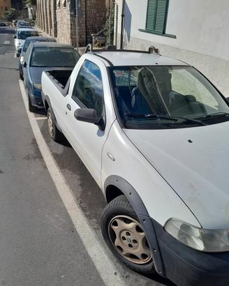 auto furgone Fiat strada