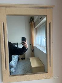 Specchio con cornice in legno