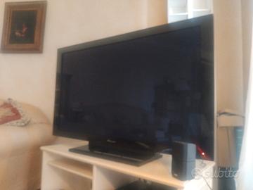 Televisore al plasma e casse Bose