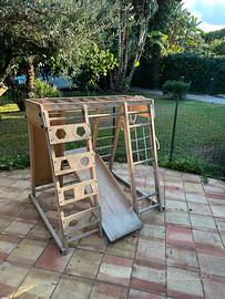 Parco giochi in legno motessoriano