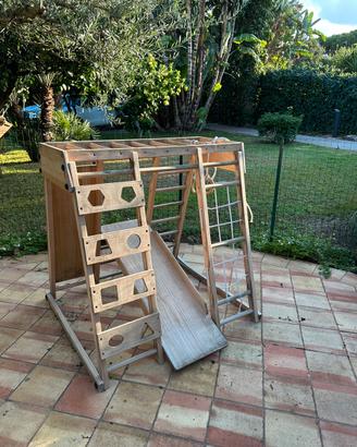 Parco giochi in legno motessoriano