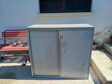armadietto in metallo con porte scorrevoli