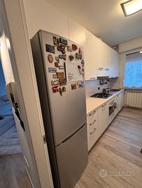 Cucina con elettrodomestici