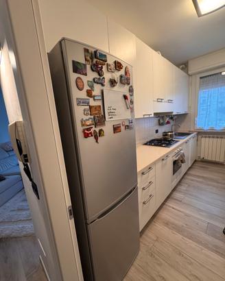 Cucina con elettrodomestici