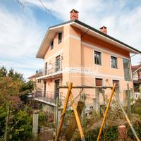 VILLA BIFAMILIARE CON GIARDINO E BOX AUTO