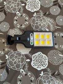 Lampada led sensore di movimento e pannello solare