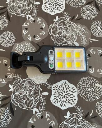 Lampada led sensore di movimento e pannello solare