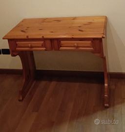 Scrivania in legno di pino 