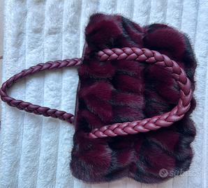 Borsa a mano in ecopelliccia bordeaux e nera