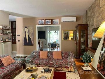 Villa di 263 m² con più di 5 locali e box auto dop