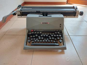 Macchina da scrivere Olivetti lettera 82 Vintage
