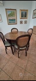 Tavolo in legno con sedie