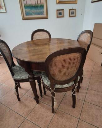 Tavolo in legno con sedie