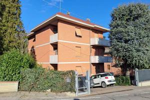 CASA INDIPENDENTE CON 3 APPARATEMANTI E AMPI SERVI