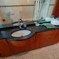 Mobile Bagno in Legno con Top in Marmo e Specchio
