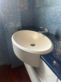 Mobile bagno blu con specchio e faretti