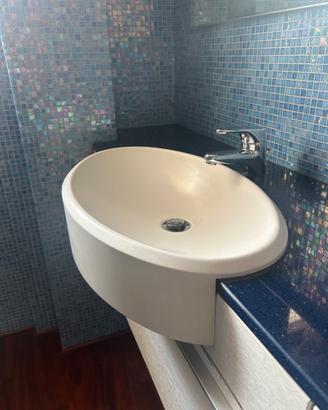 Mobile bagno blu con specchio e faretti