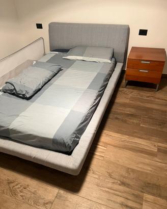 Letto 1 piazza e mezzo a doghe e comidini
