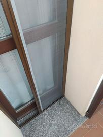 Zanzariere a rullo marrone 8017 porta finestra