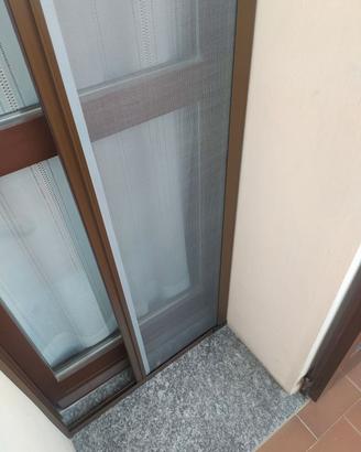 Zanzariere a rullo marrone 8017 porta finestra