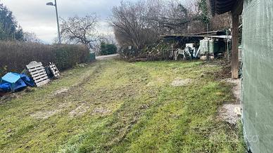 Terreno con tettoia in legno