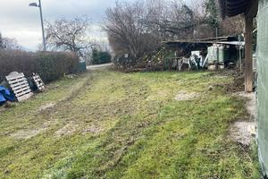 Terreno con tettoia in legno