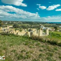Villa con piscina in costruzione con vista mare