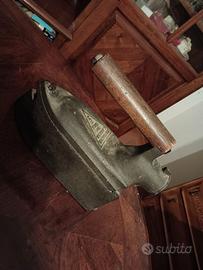 Antico ferro da stiro a carbone. Paris.