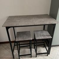 Tavolo con sgabelli