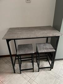 Tavolo con sgabelli