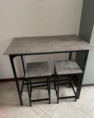 Tavolo con sgabelli