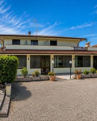 Immobile di 800 m² con più di 5 locali a Lesignano