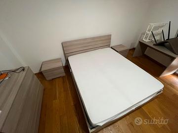 Letto matrimoniale, materasso e comodini
