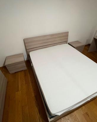 Letto matrimoniale, materasso e comodini