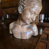 Busto vintage in terracotta di bambina che sorride