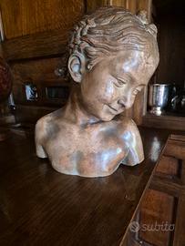Busto vintage in terracotta di bambina che sorride